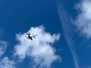 普天間基地近くの嘉数高台公園の上空を飛ぶオスプレイ＝宜野湾市