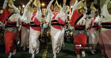 This photo taken on August 16, 2017 shows dancers performing on a street at the Ikeda Awa Odori Festival in the city of Miyoshi, about 80 kms west of Tokushima, Tokushima prefecture, on Japan's Shikoku island. - Various places in Tokushima prefecture hold the annual Awa Odori festival during "obon", an annual Buddhist period in August to welcome ancestors souls which are believed to return to this world and visit their families. (Photo by YASUYOSHI CHIBA / AFP)