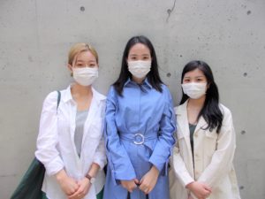左から、Rethink Fashion Wasedaの内山響さん、五十嵐文桜さん、小林愛莉さん=2021年6月3日、丹羽ありさ撮影
