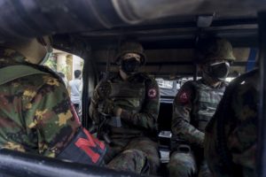 軍用車両に乗った兵士たち＝ヤンゴンで2021年2月2日撮影＝ⓒAFP PHOTO /STR