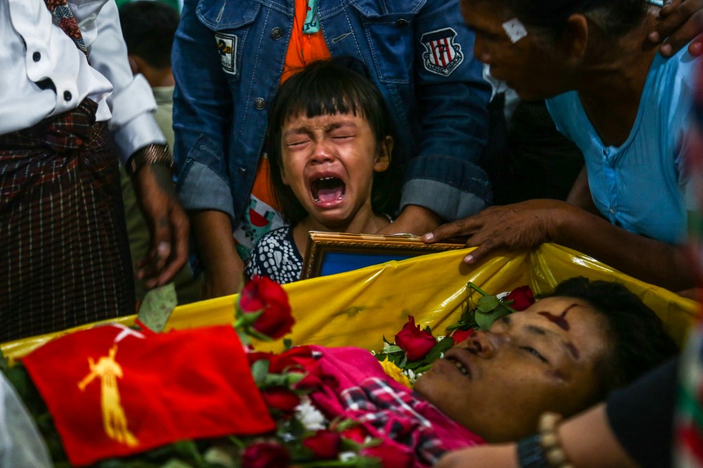 抗議デモ参加中に銃撃され亡くなった父親とその娘＝ヤンゴンで2021年3月3日撮影© AFP/STR 