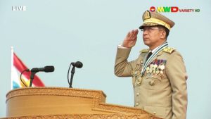 国軍記念日で敬礼するミンアウンフライン最高司令官2021年3月27日撮影=©AFP PHOTO / MYAWADDY TV