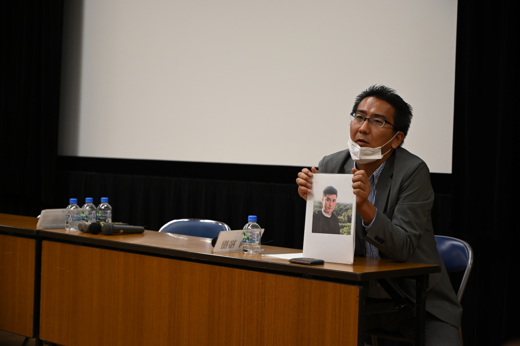 日本映画大学で開かれたシンポジウムで、拘束された映画監督のモンティンダンについて報道陣に説明するジャーナリストの北角裕樹＝2021年7月24日撮影