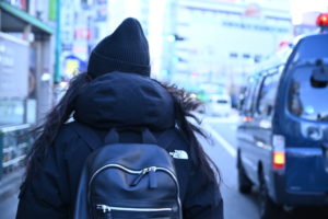 新宿で行われたデモ行進で先頭を歩く保芦宏亮＝2021年12月26日撮影