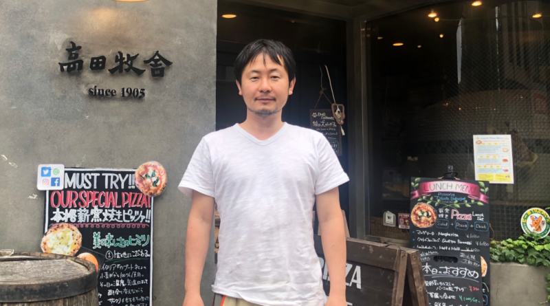 「Pizzeria TAKATA BOKUSYA」の前で、４代目店主・藤田智紀さん