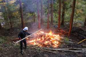 伐った竹はそのままたき火にくべる。チクリンジャーの活動にて。
2m離れていても炎の暖かさを感じる