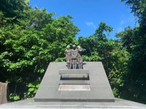 「沖縄師範健児之搭」のそばに建てられた「平和の像」。3人の学徒が友情・師弟愛・永遠の平和を表わしている。近くに男子学徒が命を落としたガマと納骨堂がある＝糸満市