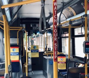 自粛が本格化した後のバンクーバー市内のバス。車内には運転手以外の人の姿は見られない（2020年6月17日、尾本幸太郎さん撮影）
