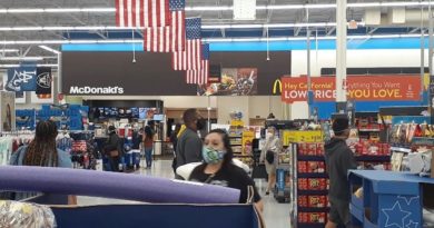 5月中旬のロサンゼルス市内のスーパーの様子。利用客はマスクを着用している。（杉本さん提供）