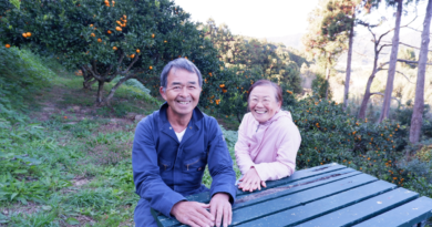 みかん園にて話を聞いた移住者の高橋稔さん(左)と真里子さん(右)