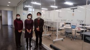左から、大学総合研究センターの助教 阿部真由美さん、講師 蒋妍さん、副所長 森田裕介さん