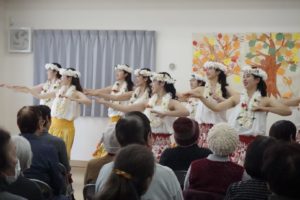 フラダンスを披露する早稲田大学ハワイ民族舞踊研究会（撮影：荻野結衣）
