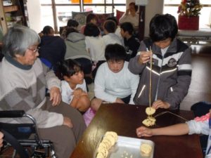戦中・戦後の生活体験教室での干し芋作り＝奥田俊夫さん提供