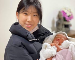 支援していたベトナム人女性が出産した赤ちゃんを抱く綾乃さん（日越ともいき支援会HPより）