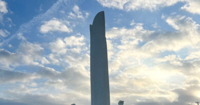 震災メモリアル公園にある高さ8.4mの慰霊碑